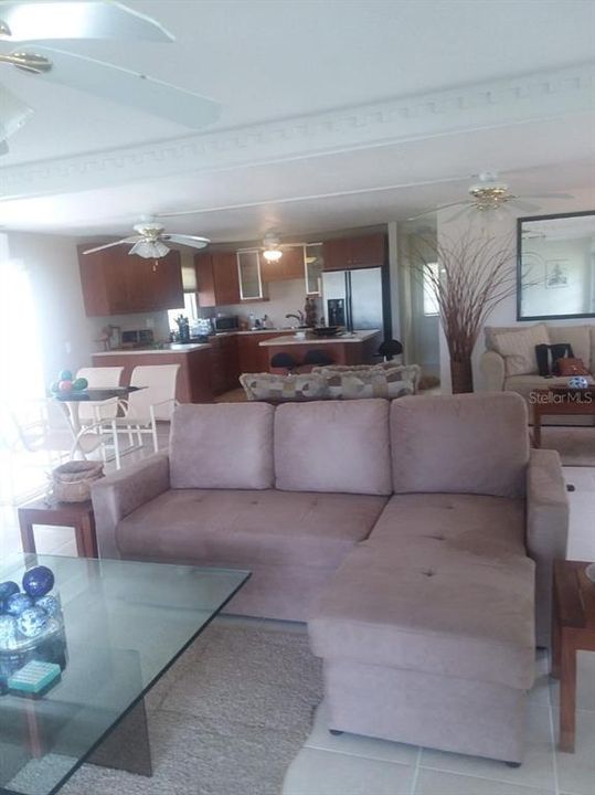 For Sale: $245,000 (1 beds, 1 baths, 980 Square Feet)