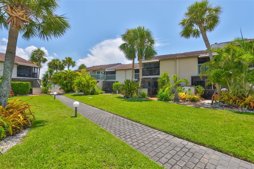 For Rent: $2,100 (2 beds, 2 baths, 1296 Square Feet)