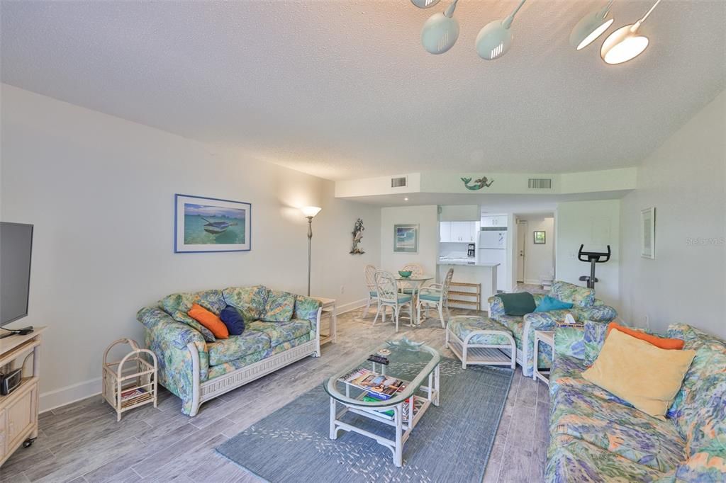 For Rent: $2,100 (2 beds, 2 baths, 1296 Square Feet)