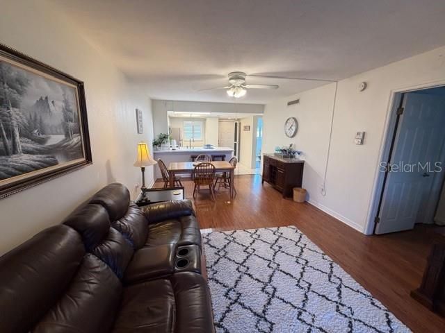 En Venta: $174,900 (2 camas, 2 baños, 871 Pies cuadrados)