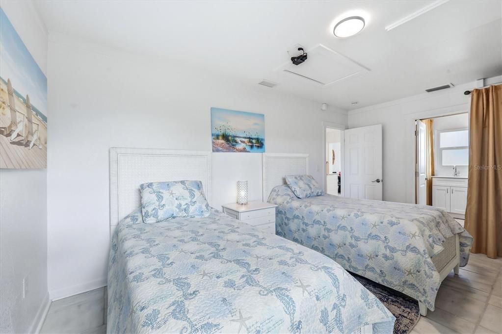 For Sale: $325,000 (3 beds, 2 baths, 1063 Square Feet)