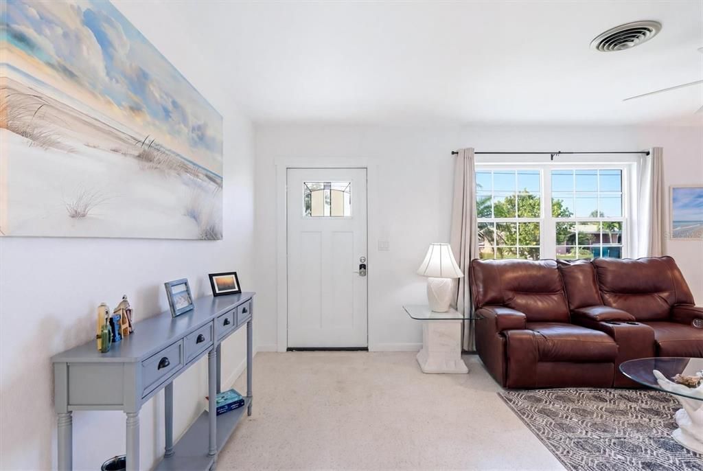 For Sale: $325,000 (3 beds, 2 baths, 1063 Square Feet)