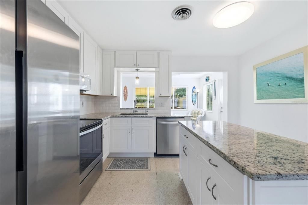 For Sale: $325,000 (3 beds, 2 baths, 1063 Square Feet)