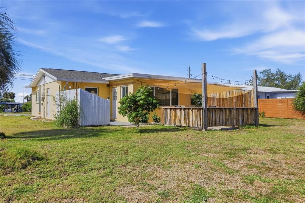 For Sale: $325,000 (3 beds, 2 baths, 1063 Square Feet)