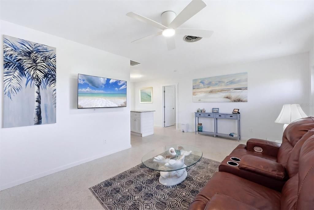 For Sale: $325,000 (3 beds, 2 baths, 1063 Square Feet)