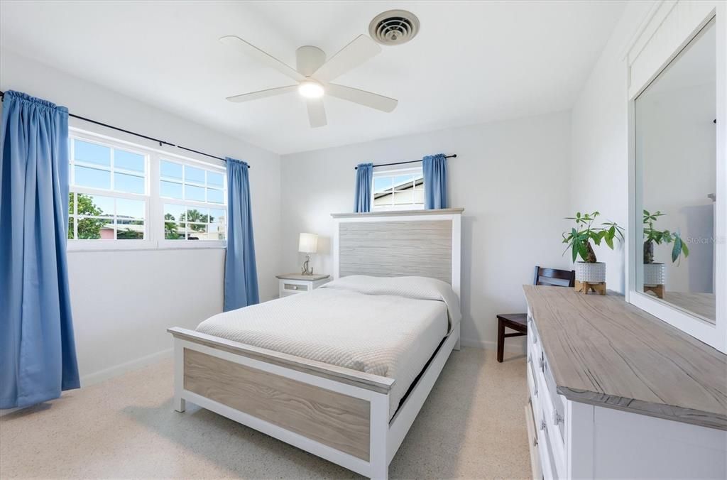 For Sale: $325,000 (3 beds, 2 baths, 1063 Square Feet)