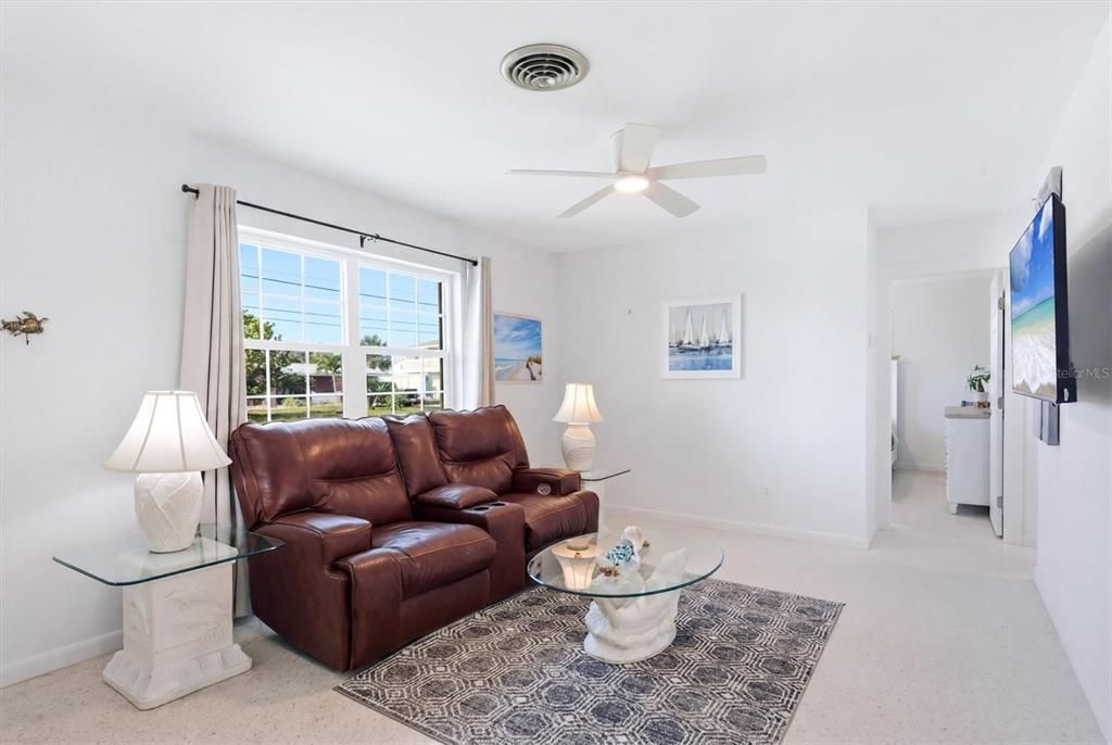 For Sale: $325,000 (3 beds, 2 baths, 1063 Square Feet)