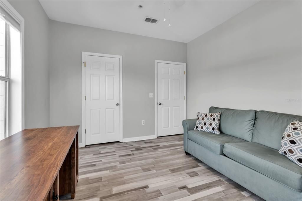 Active With Contract: $187,000 (2 beds, 1 baths, 1008 Square Feet)