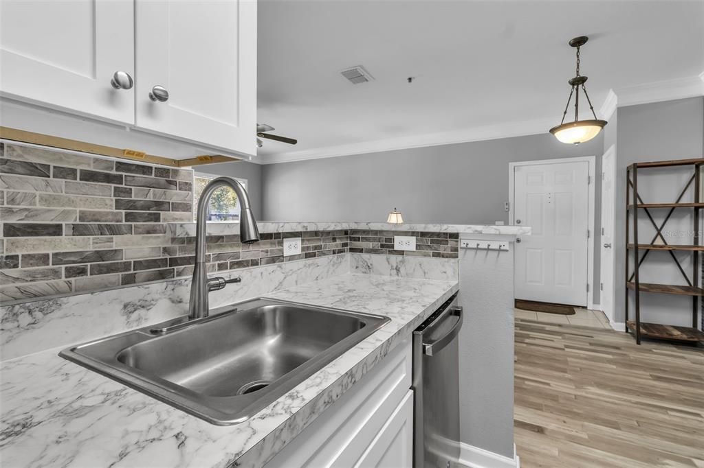 Active With Contract: $187,000 (2 beds, 1 baths, 1008 Square Feet)