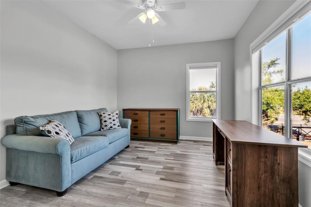 Active With Contract: $187,000 (2 beds, 1 baths, 1008 Square Feet)