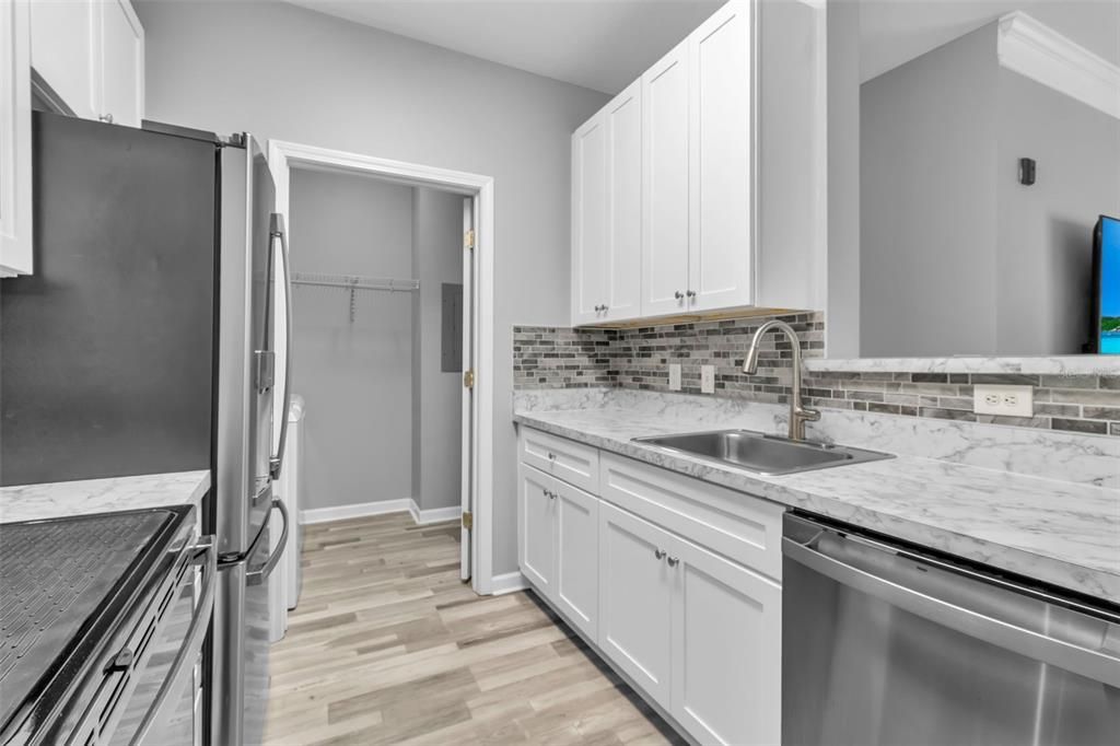 Active With Contract: $187,000 (2 beds, 1 baths, 1008 Square Feet)