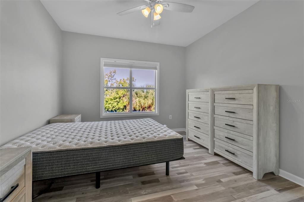 Active With Contract: $187,000 (2 beds, 1 baths, 1008 Square Feet)