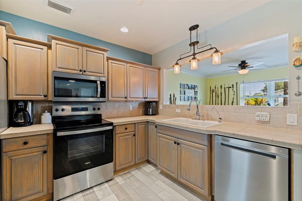Active With Contract: $565,000 (2 beds, 2 baths, 1285 Square Feet)