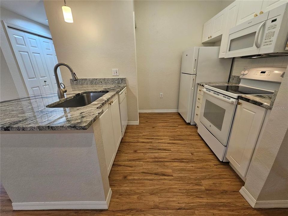 For Rent: $1,400 (1 beds, 1 baths, 812 Square Feet)