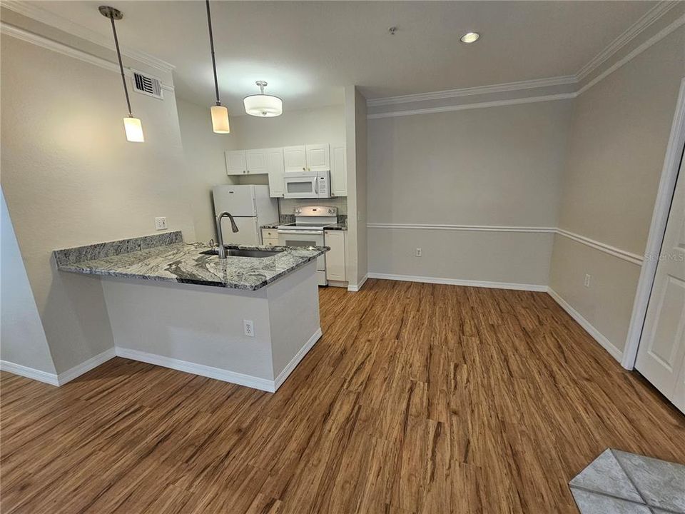For Rent: $1,400 (1 beds, 1 baths, 812 Square Feet)