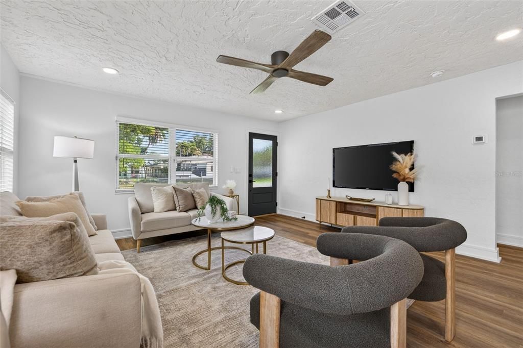 Activo con contrato: $599,000 (3 camas, 3 baños, 1543 Pies cuadrados)