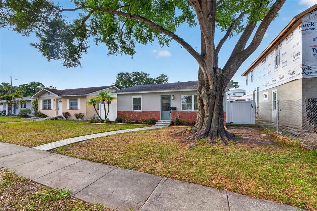 Activo con contrato: $599,000 (3 camas, 3 baños, 1543 Pies cuadrados)