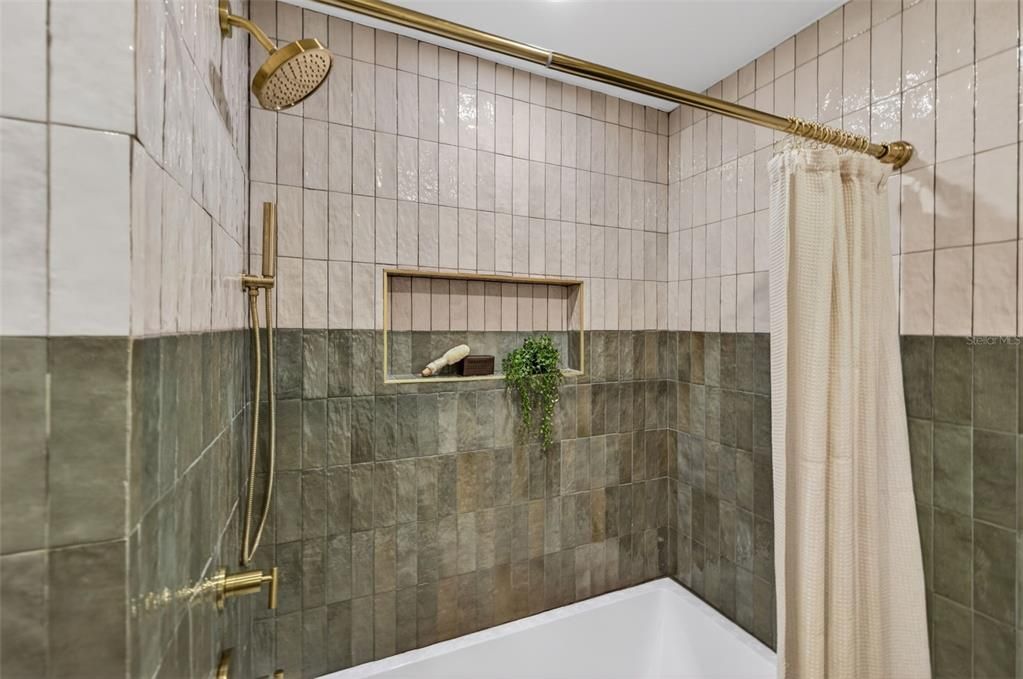 Activo con contrato: $599,000 (3 camas, 3 baños, 1543 Pies cuadrados)
