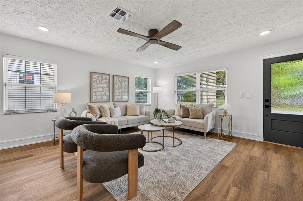 Activo con contrato: $599,000 (3 camas, 3 baños, 1543 Pies cuadrados)