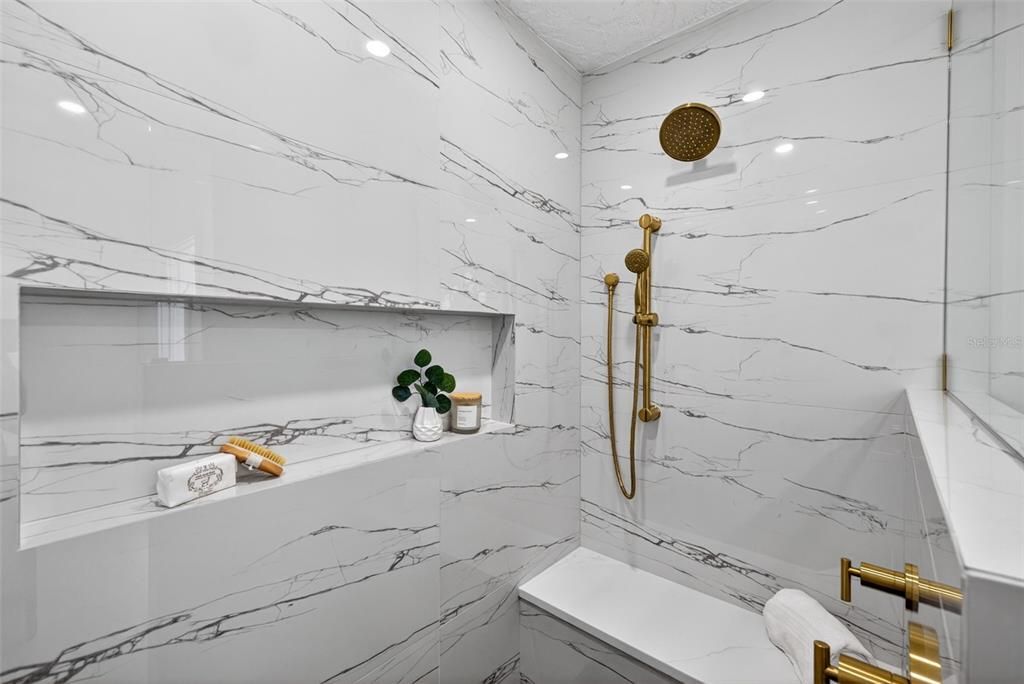 Activo con contrato: $599,000 (3 camas, 3 baños, 1543 Pies cuadrados)