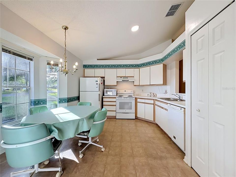 For Sale: $209,000 (2 beds, 2 baths, 890 Square Feet)