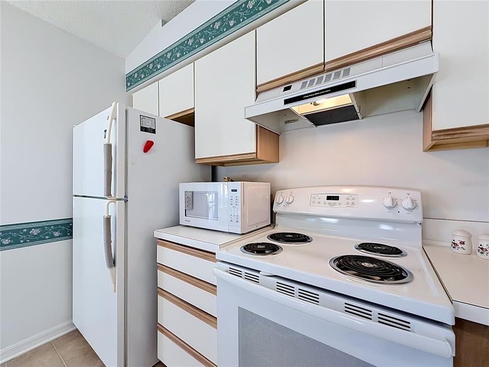 For Sale: $209,000 (2 beds, 2 baths, 890 Square Feet)