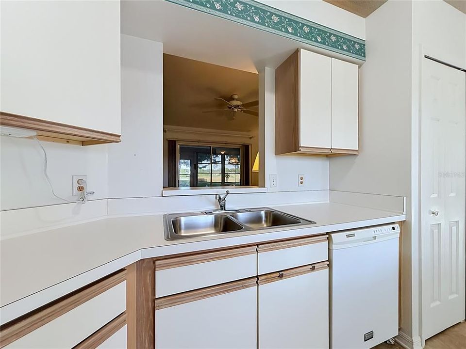 For Sale: $209,000 (2 beds, 2 baths, 890 Square Feet)