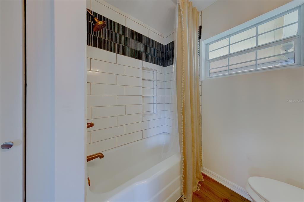 Activo con contrato: $355,000 (2 camas, 1 baños, 931 Pies cuadrados)