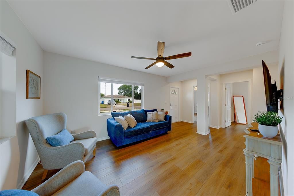 Activo con contrato: $355,000 (2 camas, 1 baños, 931 Pies cuadrados)