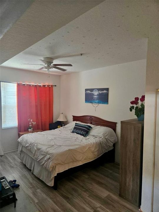 Activo con contrato: $1,900 (4 camas, 3 baños, 1470 Pies cuadrados)