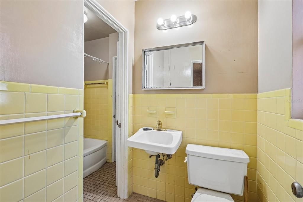 Activo con contrato: $275,000 (2 camas, 1 baños, 1248 Pies cuadrados)