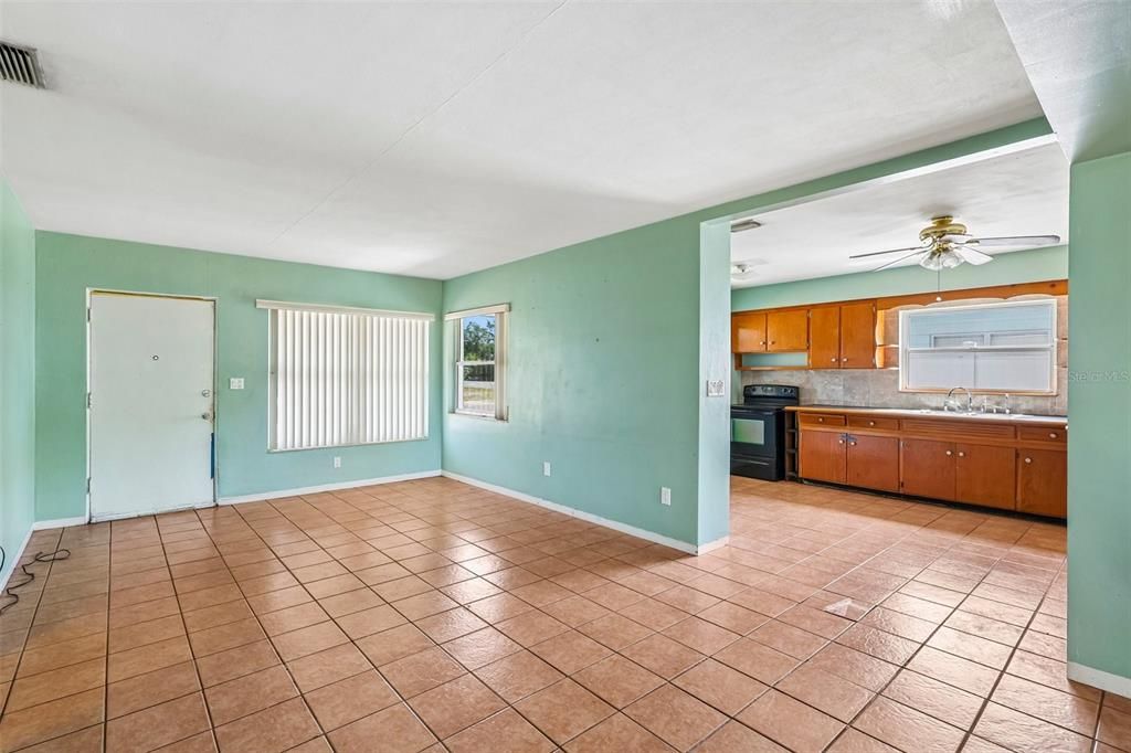 Activo con contrato: $275,000 (2 camas, 1 baños, 1248 Pies cuadrados)