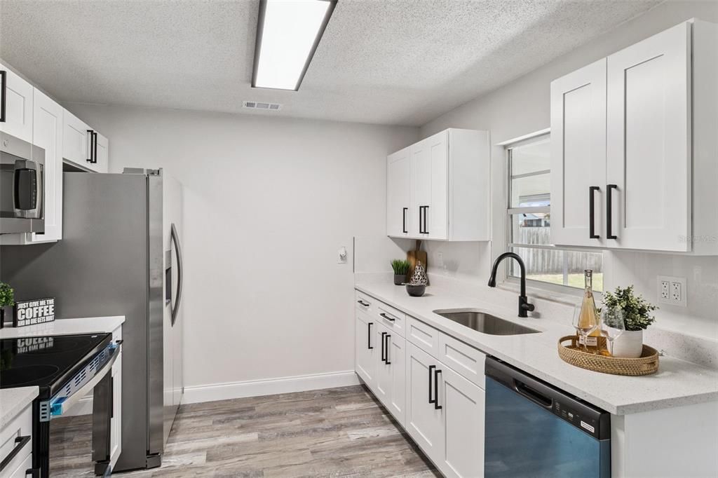 Activo con contrato: $325,000 (4 camas, 2 baños, 1611 Pies cuadrados)