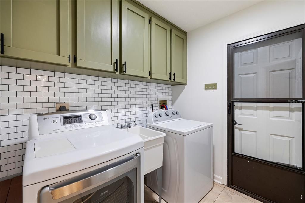 Active With Contract: $320,000 (3 beds, 2 baths, 1914 Square Feet)