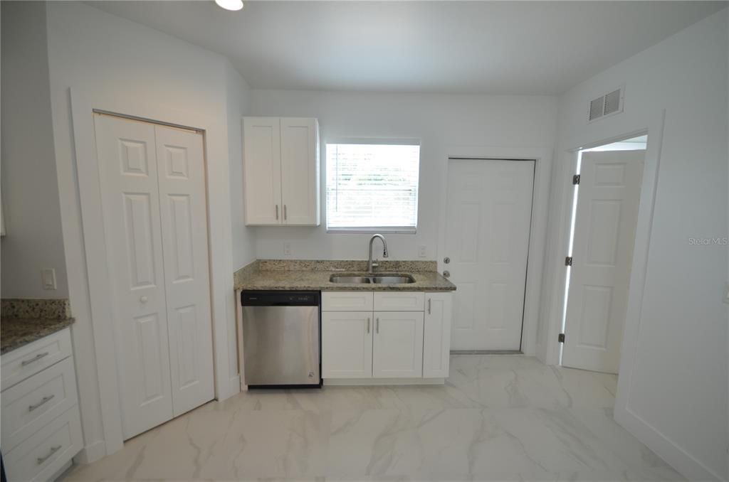 For Rent: $2,450 (4 beds, 2 baths, 1254 Square Feet)