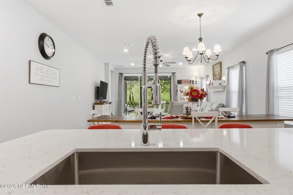 For Sale: $400,000 (2 beds, 2 baths, 1710 Square Feet)
