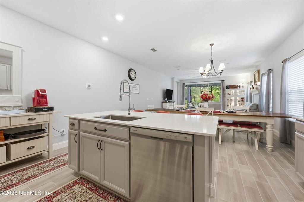 For Sale: $400,000 (2 beds, 2 baths, 1710 Square Feet)