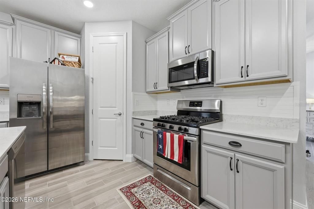 For Sale: $400,000 (2 beds, 2 baths, 1710 Square Feet)