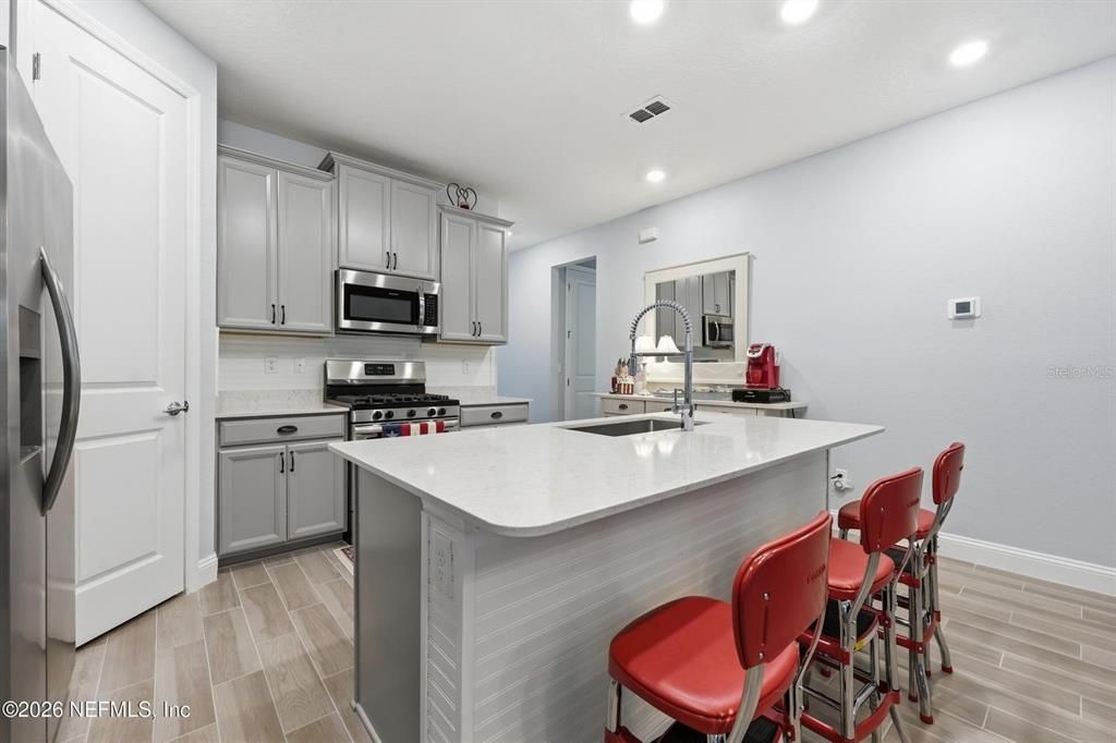 For Sale: $400,000 (2 beds, 2 baths, 1710 Square Feet)