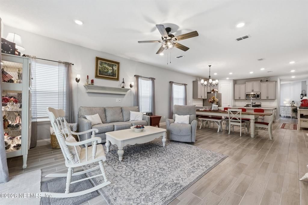 For Sale: $400,000 (2 beds, 2 baths, 1710 Square Feet)