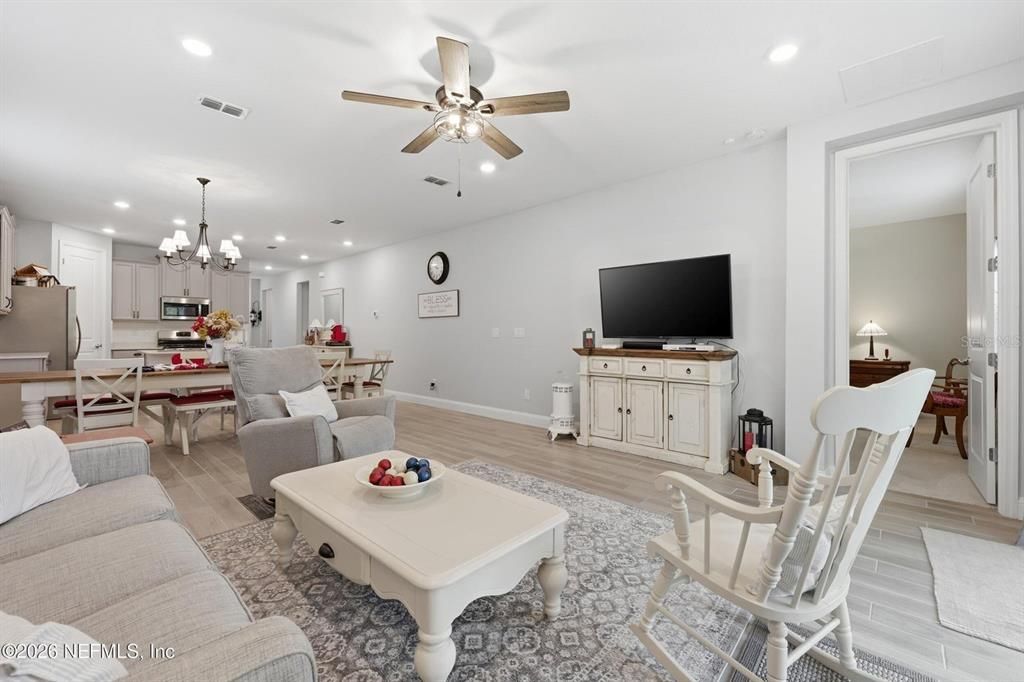 For Sale: $400,000 (2 beds, 2 baths, 1710 Square Feet)