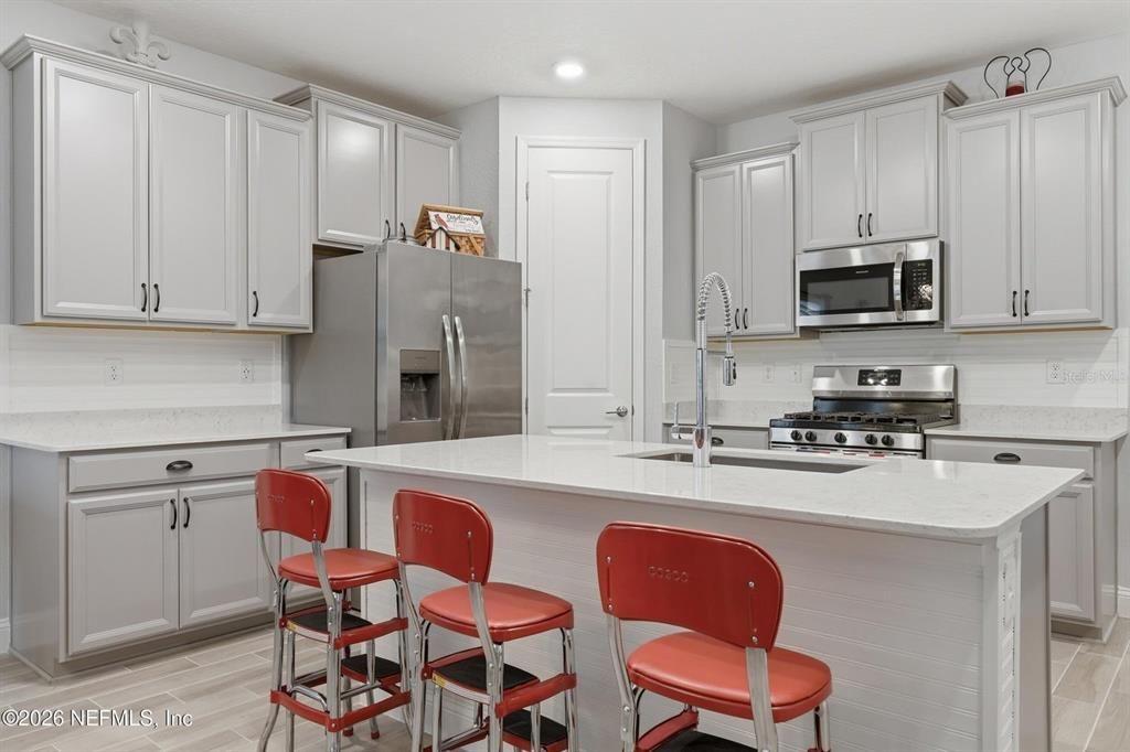 For Sale: $400,000 (2 beds, 2 baths, 1710 Square Feet)