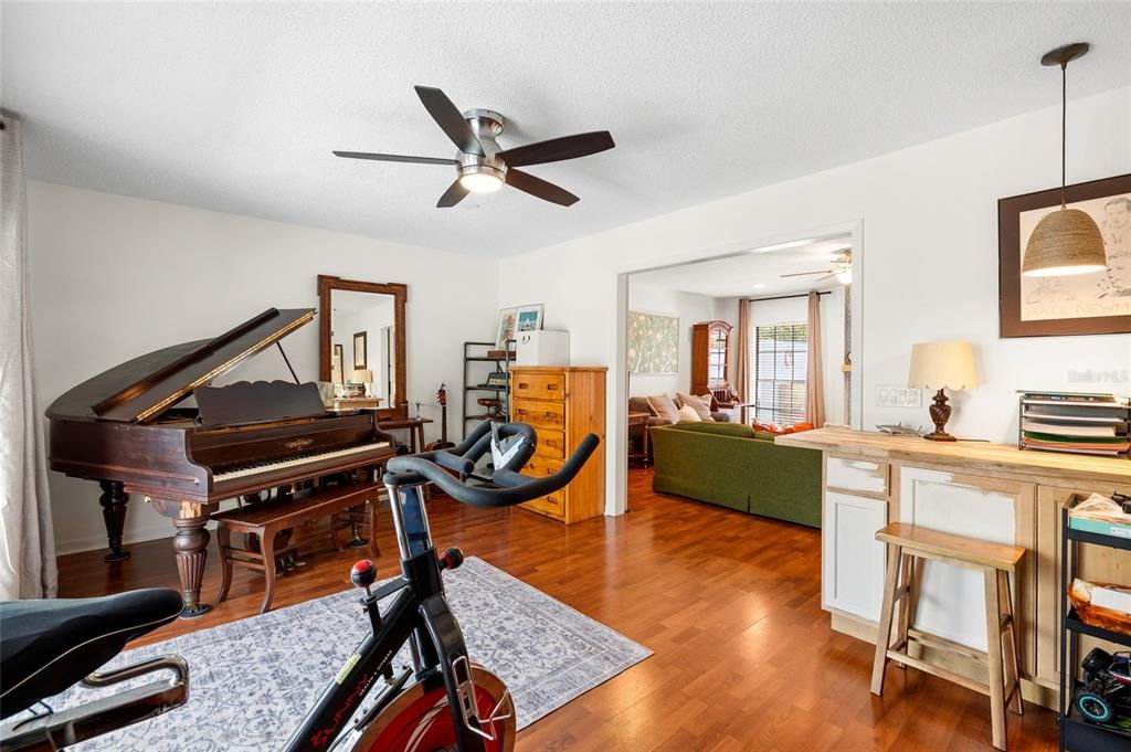 Activo con contrato: $585,000 (5 camas, 2 baños, 2491 Pies cuadrados)