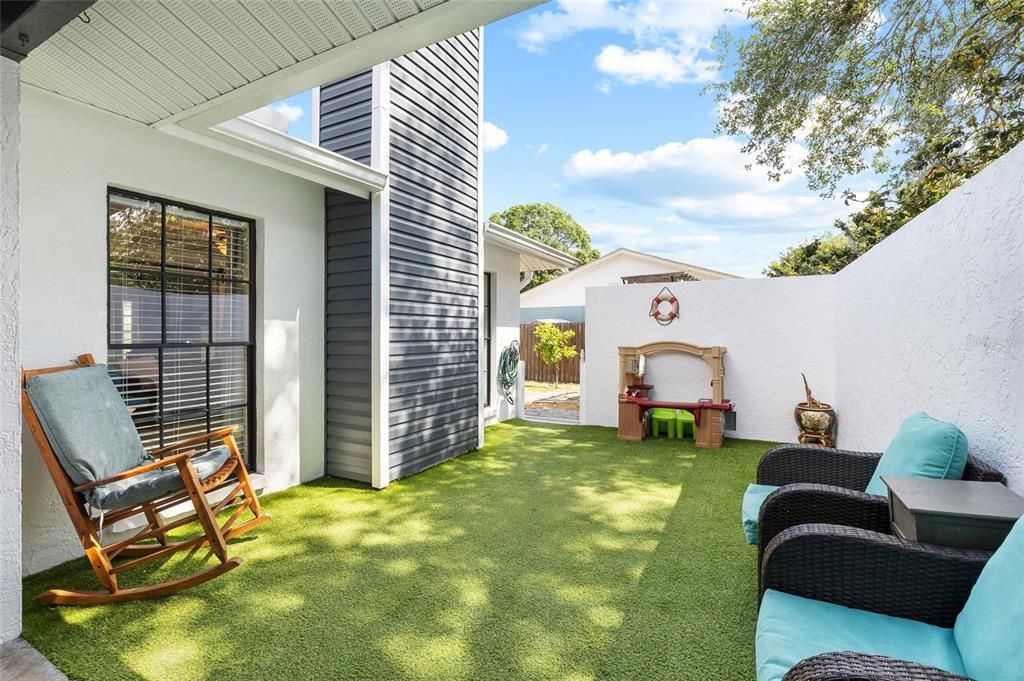 Activo con contrato: $585,000 (5 camas, 2 baños, 2491 Pies cuadrados)