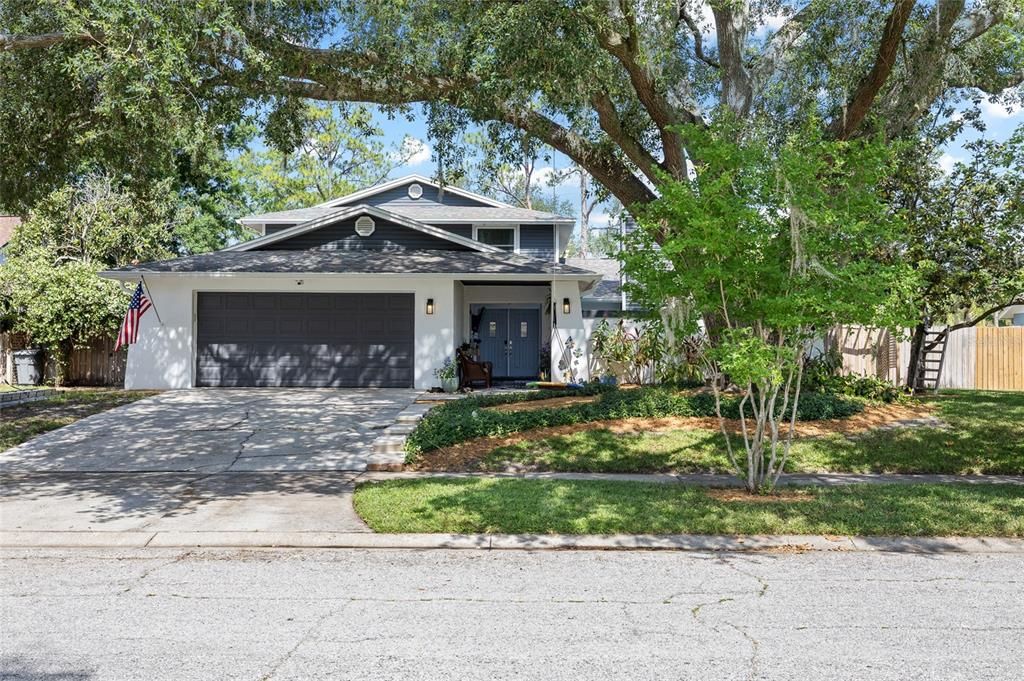 Activo con contrato: $585,000 (5 camas, 2 baños, 2491 Pies cuadrados)