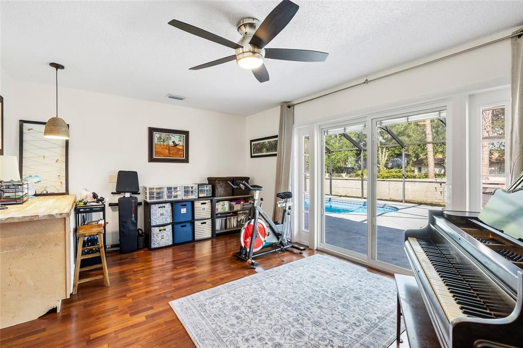 Activo con contrato: $585,000 (5 camas, 2 baños, 2491 Pies cuadrados)