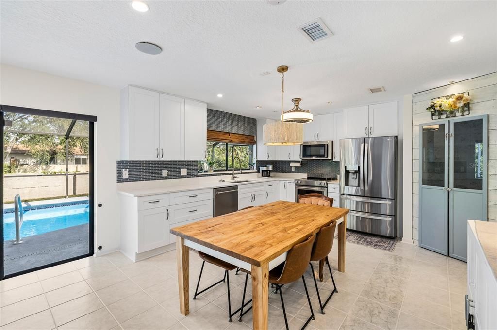 Activo con contrato: $585,000 (5 camas, 2 baños, 2491 Pies cuadrados)