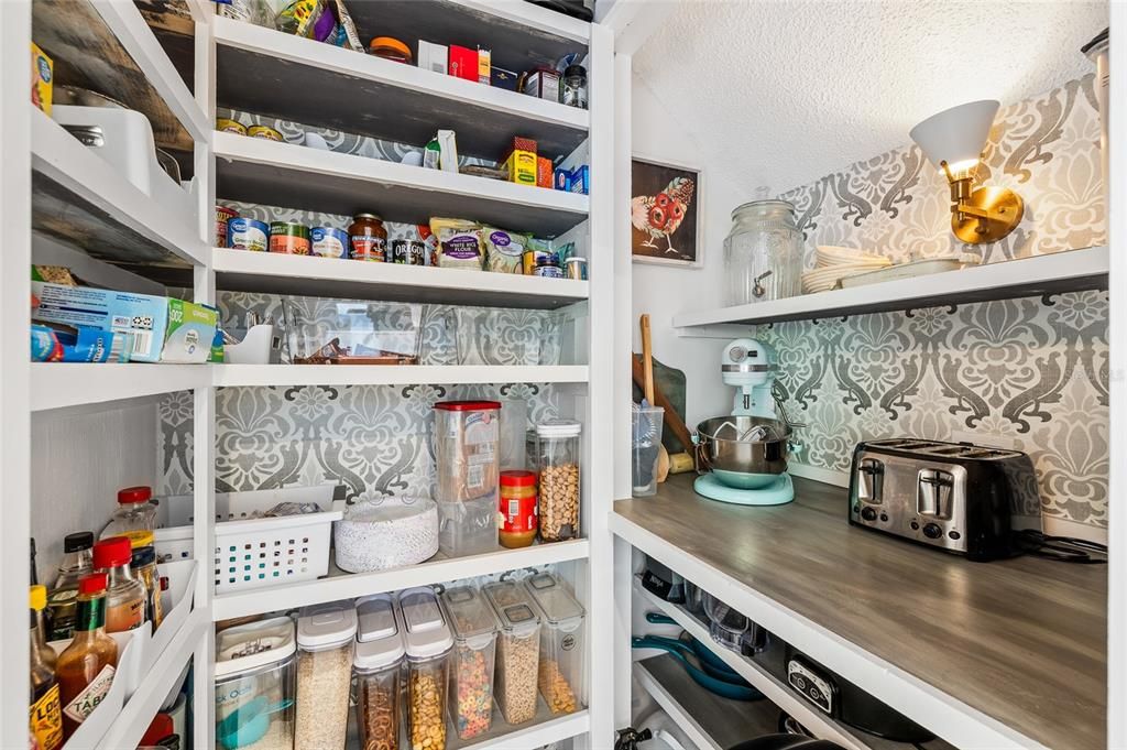 Activo con contrato: $585,000 (5 camas, 2 baños, 2491 Pies cuadrados)