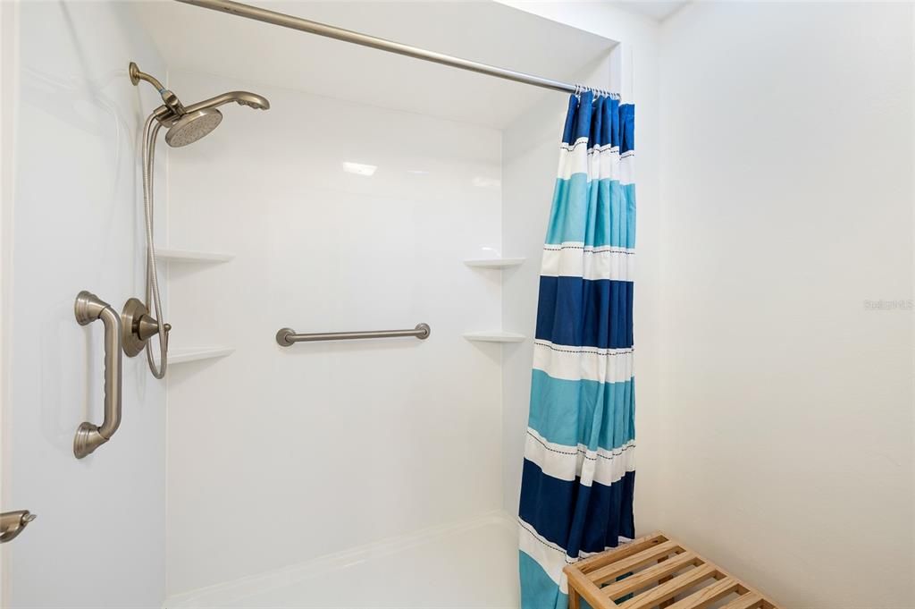 Activo con contrato: $585,000 (5 camas, 2 baños, 2491 Pies cuadrados)