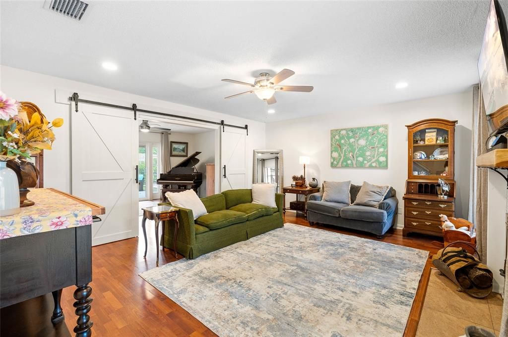 Activo con contrato: $585,000 (5 camas, 2 baños, 2491 Pies cuadrados)